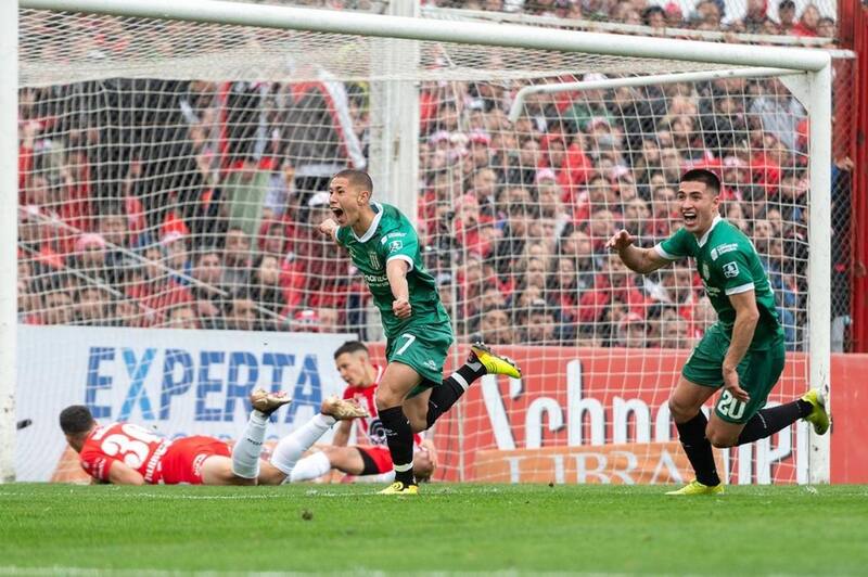 convirtiendo un gol para Banfield en duelo ante Instituto de Córdoba.