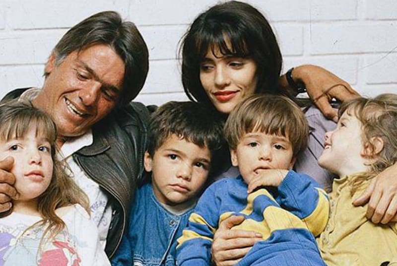 Posan junto a sus hijos.