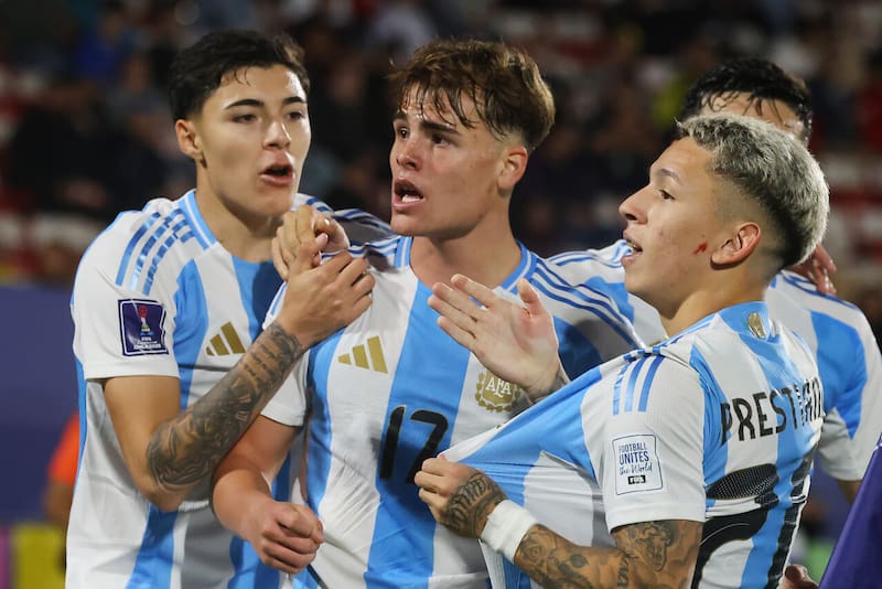 (A la derecha), canchereó al público del Nacional y habló postpartido. Foto: Photosport