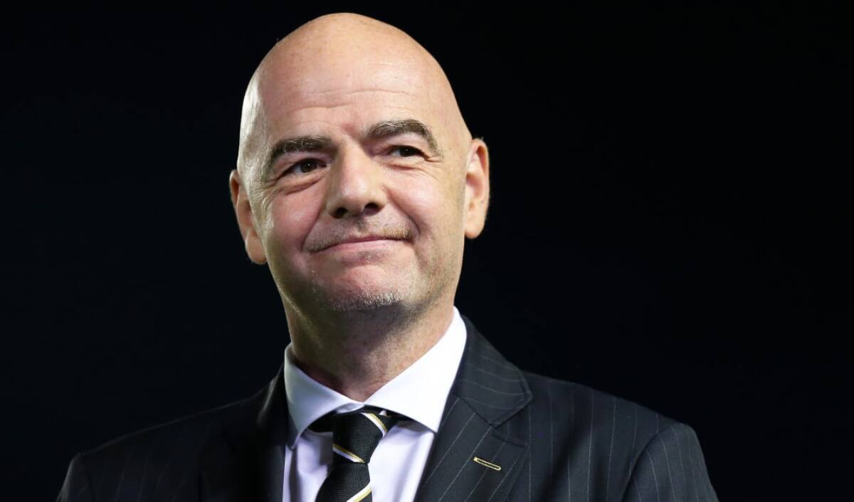 El presidente de la FIFA le entregó un nuevo cargo a Chiqui Tapia en la Federación.