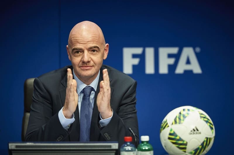 El órgano rector del fútbol mundial busca cambiar el torneo de año.