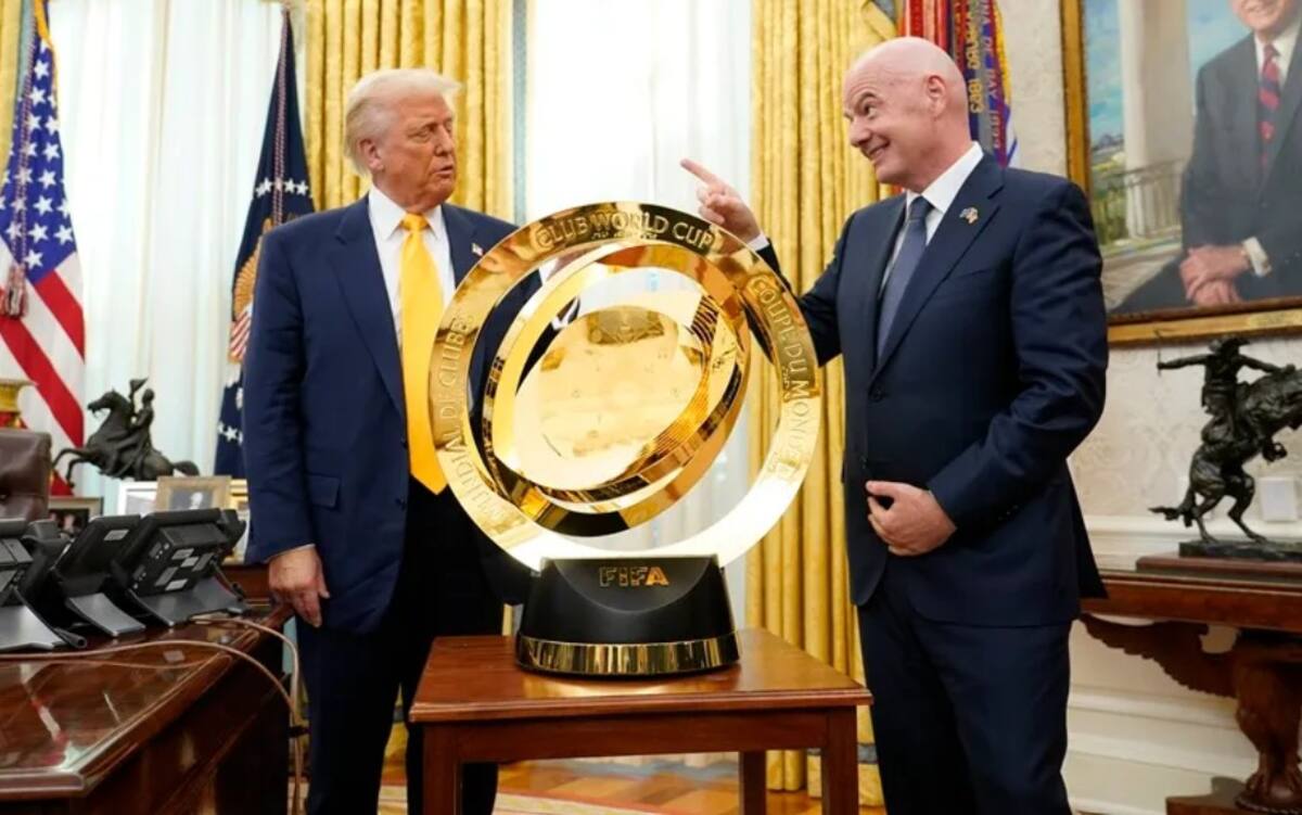 El titular de FIFA fue, diligentemente, a mostrarle el trofeo del Mundial de Clubes al Presidente de EE.UU., y también a pedirle algún favor.