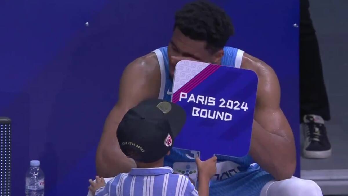 VIDEO | No contuvo las lágrimas: la emoción de Giannis Antetokounmpo tras clasificar a Grecia a París 2024