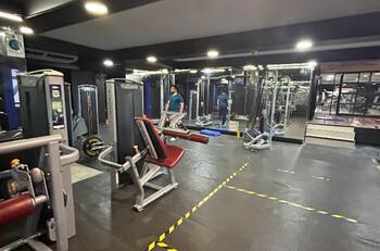 Cerró sin avisarle a sus usuarios: gimnasio de popular cadena deja de operar injustificadamente en la RM