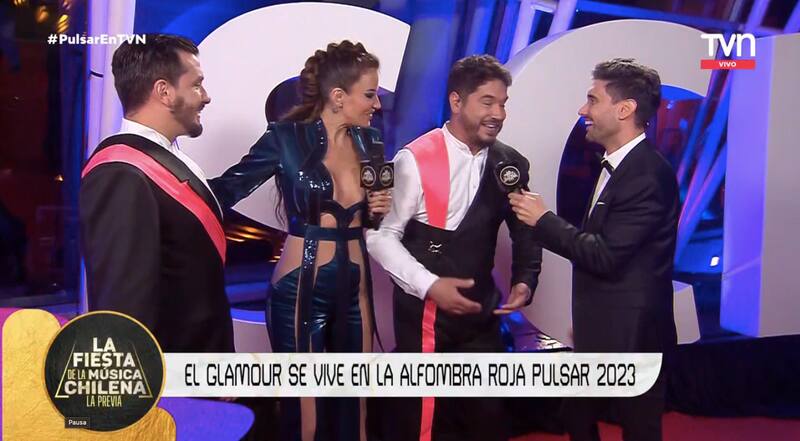 La pareja deslumbró en la alfombra roja de los Premios Pulsar 2023. Créditos: TVN.