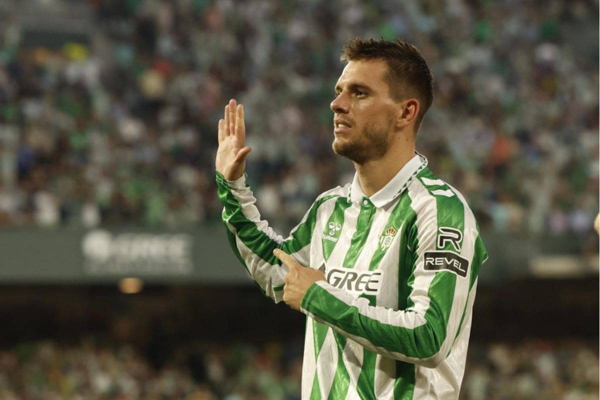 El mediocampista argentino aseguró que seguirá vistiendo los colores del Betis. Foto: EFE.