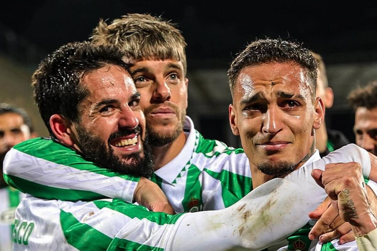 El argentino celebrando un gol junto a sus compañeros del Betis.