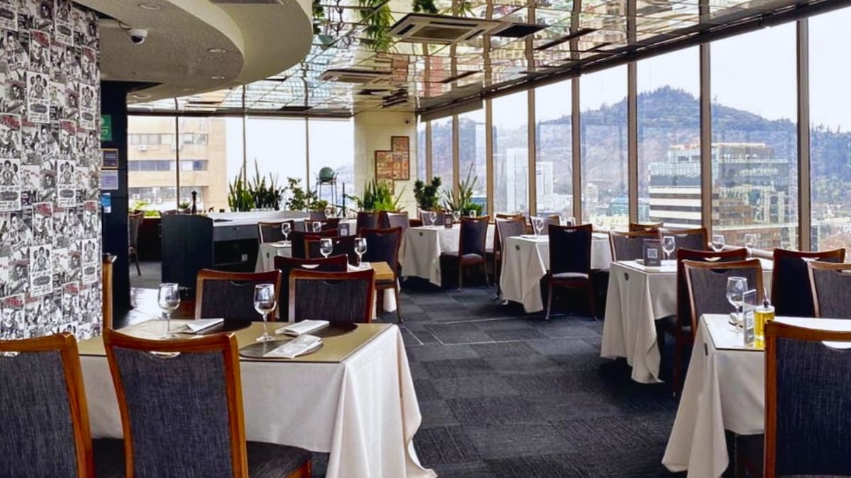Cena en un restaurante que no para de girar: el entretenido panorama gastronómico que se puede disfrutar en Santiago