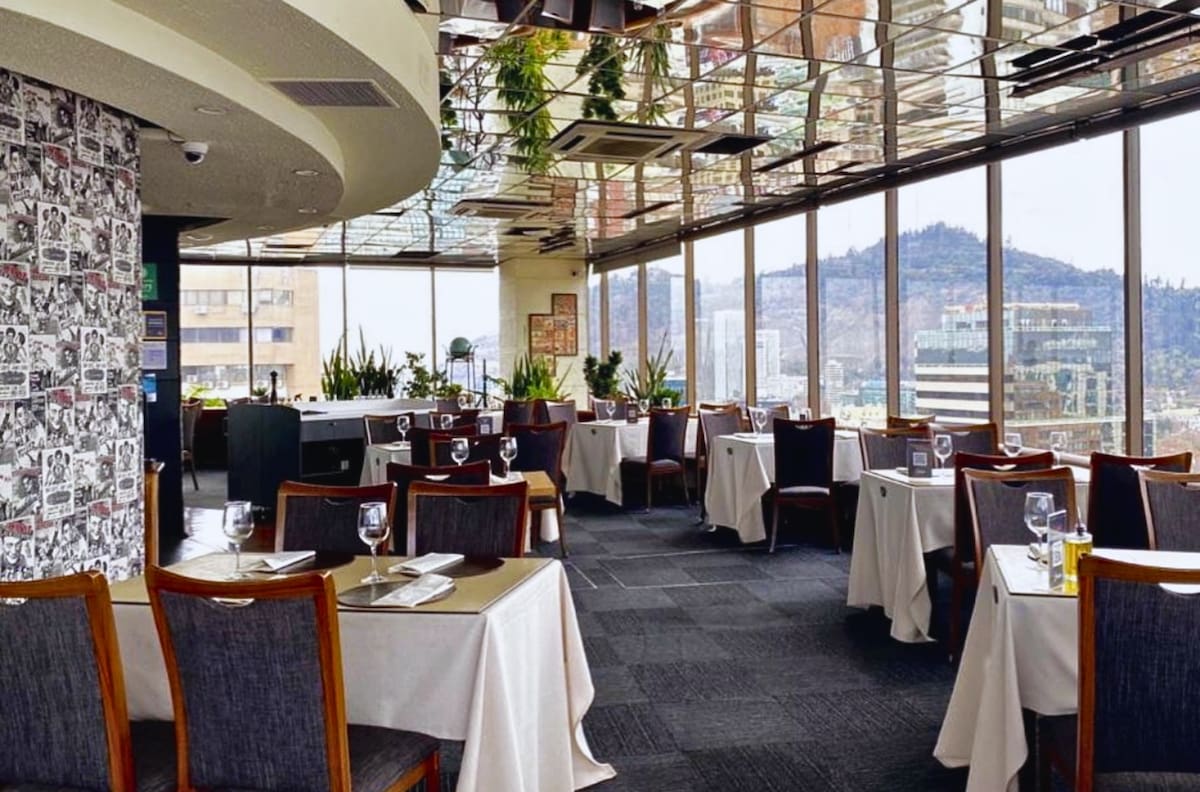 Cena en un restaurante que no para de girar: el entretenido panorama gastronómico que se puede disfrutar en Santiago