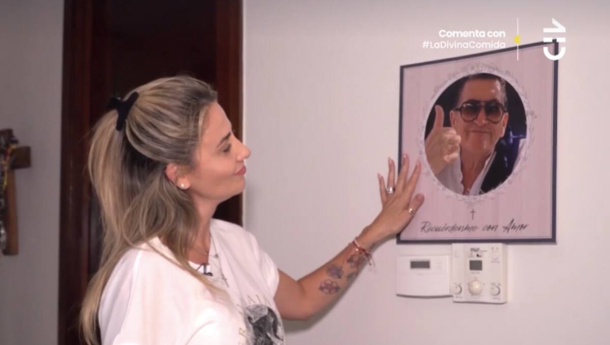Gisella Gallardo junto a una foto de su padre. Foto: CHV.