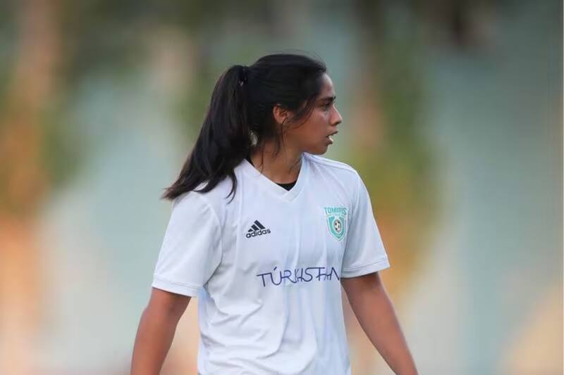 con la camiseta del Tomiris-Turan de Kazajistán.