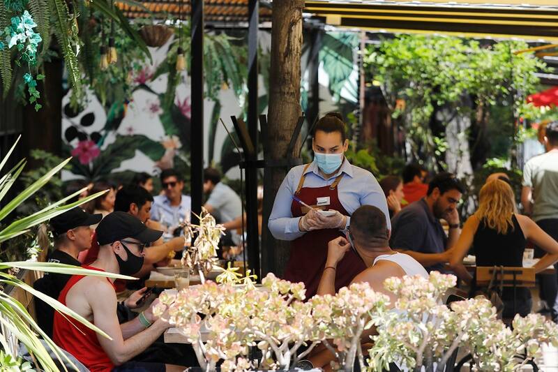 Santiago 7 noviembre 2020
Gobierno entrega nuevo balance de aperturas de restaurantes y cafes a nivel nacional, y da inicio al funcionamiento de estos recintos con 25 por ciento de aforo en su interior en las comunas en fase 3 del Plan Paso a Paso del Gobierno.
Dragomir Yankovic/Aton Chile