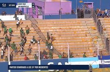 VIDEO | Siempre lo mismo: Clásico en Argentina se suspende por batalla campal en las tribunas