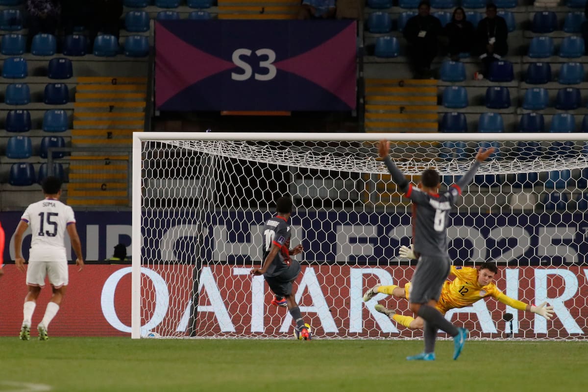 Simane Wapae marca un hito histórico para su país: anota el único gol contra Estados Unidos, en el debut del Mundial Sub 20 de Chile.
Crédito: Jorge Loyola/Photosport
