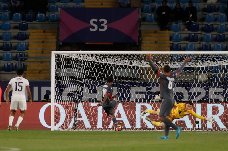 Simane Wapae marca un hito histórico para su país: anota el único gol contra Estados Unidos, en el debut del Mundial Sub 20 de Chile.
Crédito: Jorge Loyola/Photosport