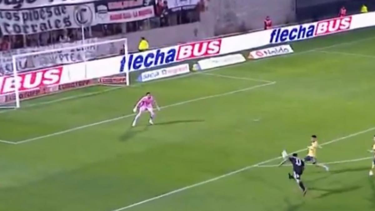 VIDEO | Carrerón de 70 metros y globito: el golazo de Deportivo Riestra en su goleada contra Boca Juniors