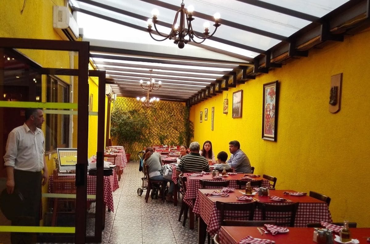 Con platos desde 6.500 pesos: la trattoría para darse un festín de comida italiana y que es un clásico en Santiago