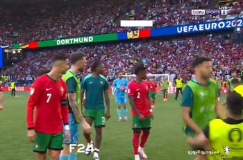 Insólito: delantero de Portugal fue “tackleado” por un guardia de seguridad de la Eurocopa