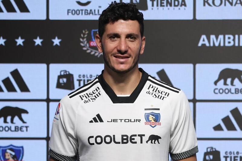 Gonzalo Castellani con la camiseta de Colo Colo.