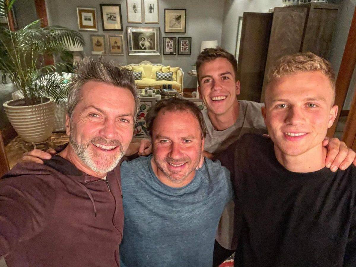 Gonzalo Cisternas y Cristián Sánchez junto a sus hijos, Pedro y Diego