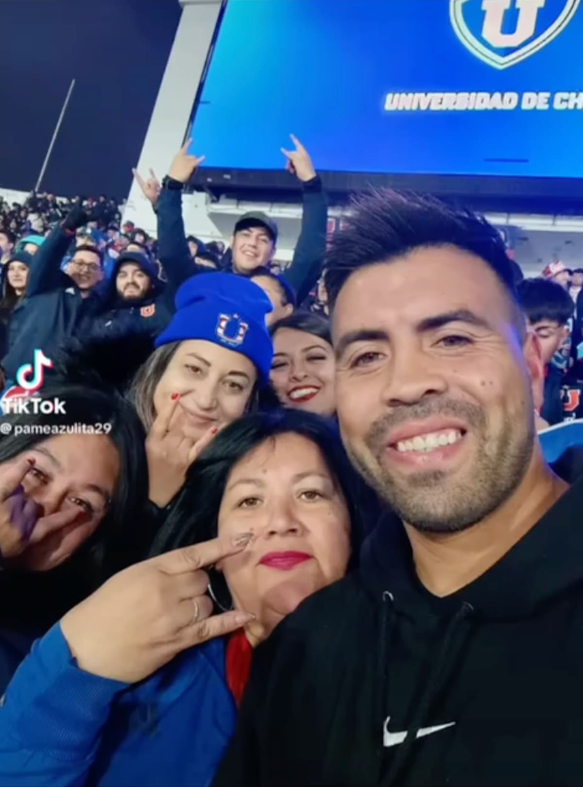 El futbolista fue a apoyar a la U como un hincha más.