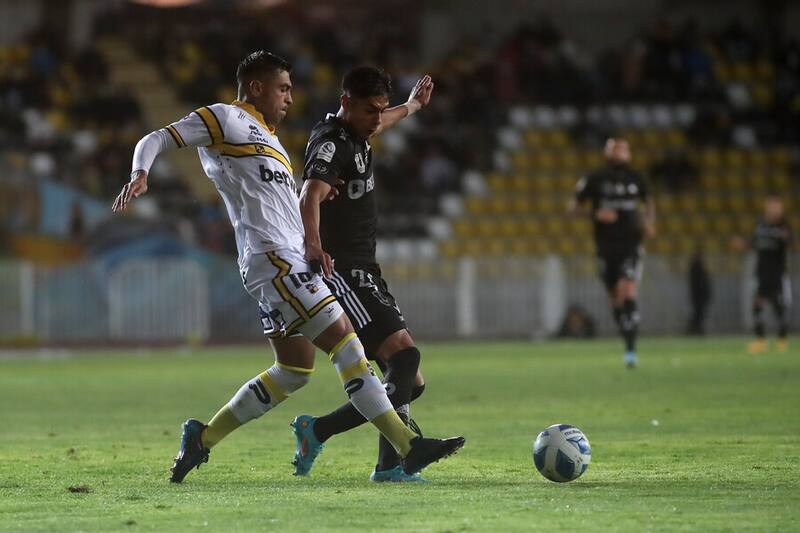 Gonzalo Jara disputando un balon con Darío Osorio. Foto: Aton.