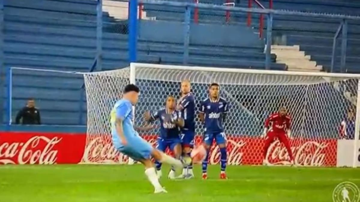 ¡No lo podía creer! Gonzalo Montes pateó un tiro libre como crack en su debut y esto pasó