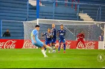 ¡No lo podía creer! Gonzalo Montes pateó un tiro libre como crack en su debut y esto pasó