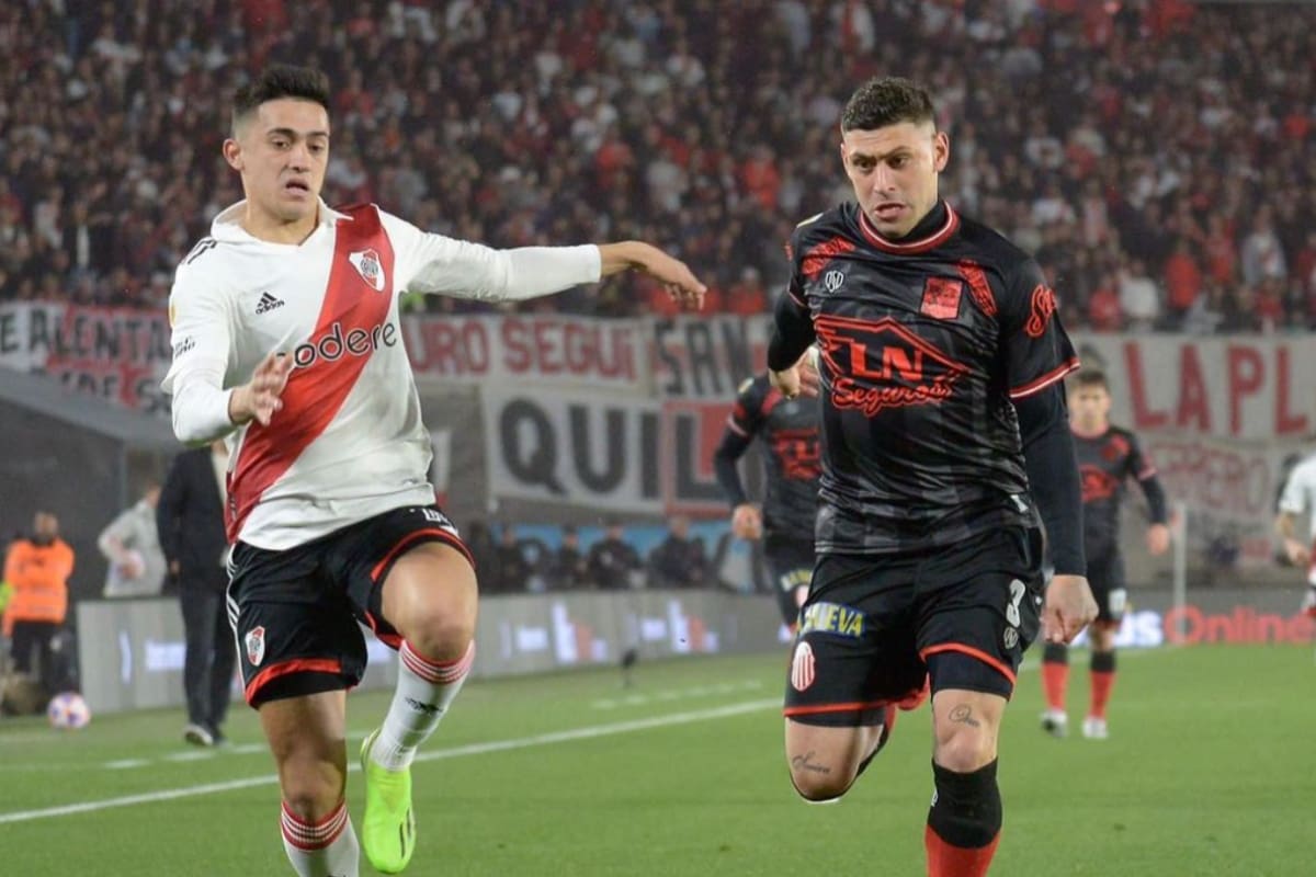 Gonzalo Paz, defensor argentino que fichó en Deportes Limache, jugando por Barracas Central contra River Plate.