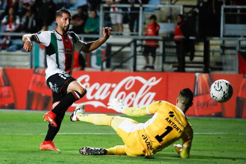 El delantero de Palestino marcó uno de los penales en la definición ante Nacional de Paraguay. Foto: Agencia Aton.