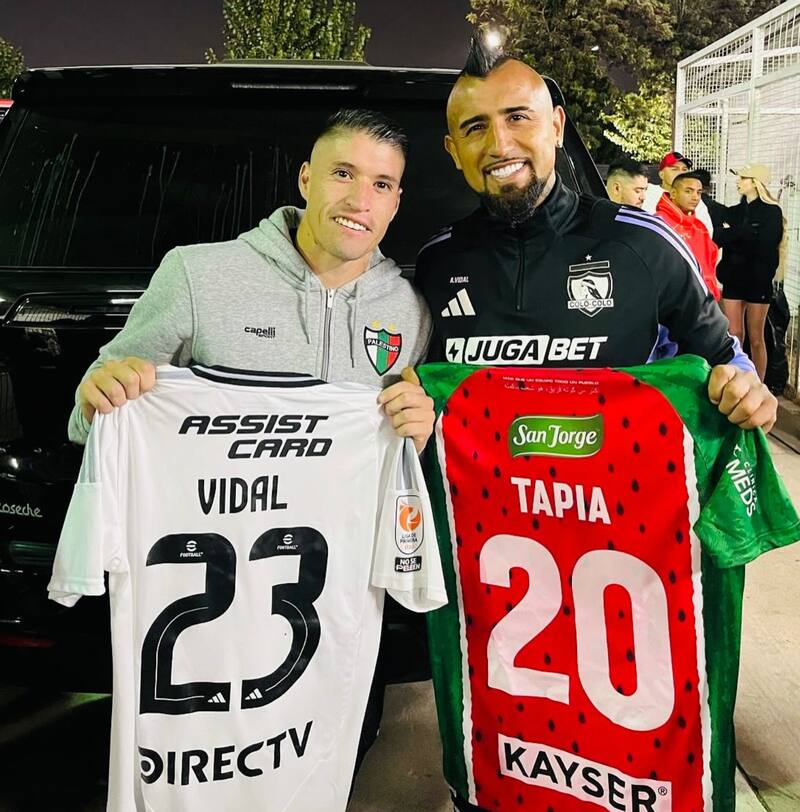 El delantero junto a Arturo Vidal. Foto: @gonzatapia20