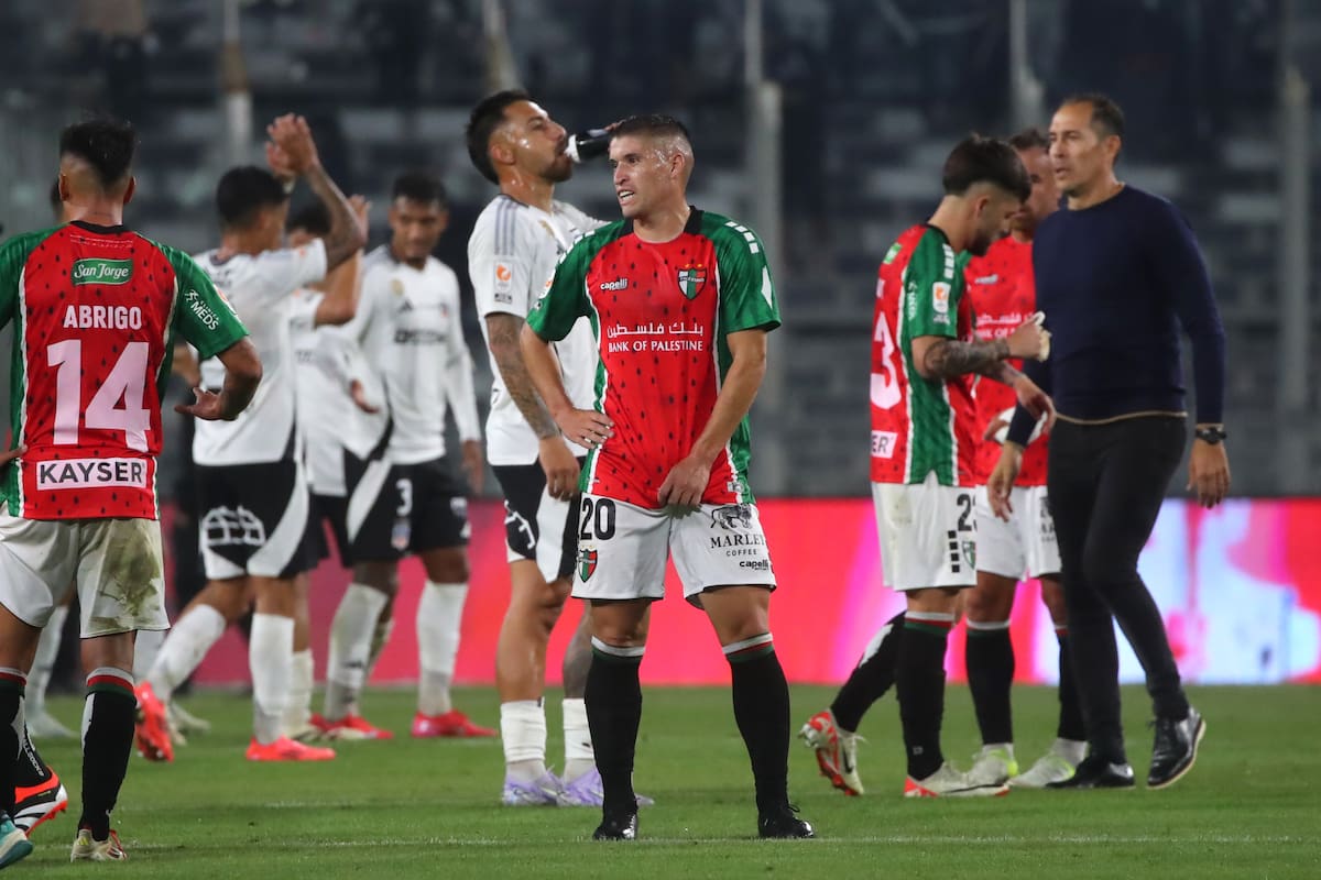 en su visita a Colo Colo. Foto: Aton