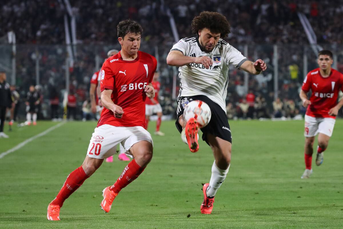 enfrentando a Colo Colo. Foto: Aton.