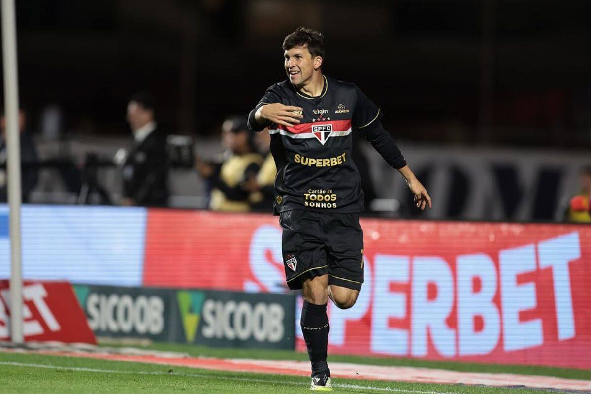 El delantero chileno seguirá perteneciendo a Sao Paulo. Foto: @gonza_tapiaa en Instagram.