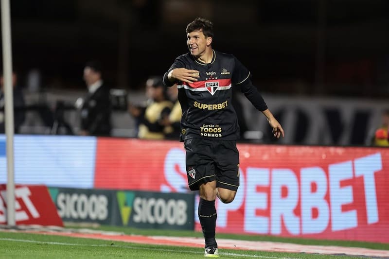 El delantero chileno seguirá perteneciendo a Sao Paulo. Foto: @gonza_tapiaa en Instagram.