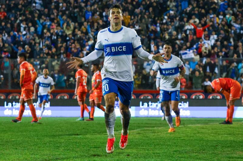 , delantero de la Universidad Católica, tras anotarle a Cobreloa. Foto: Agencia Aton.