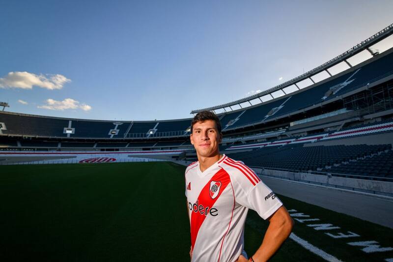 y la primera foto oficial como jugador de River Plate. Foto: Club Atlético River Plate.