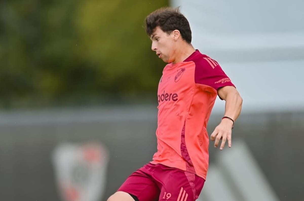 El chileno entrenando en River Plate.
