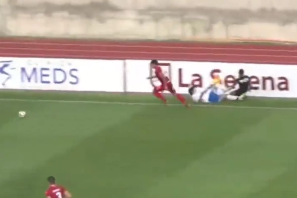 Gonzalo Tapia protagonizó insólito choque en partido de la UC ante La Serena. Foto: Reproducción.