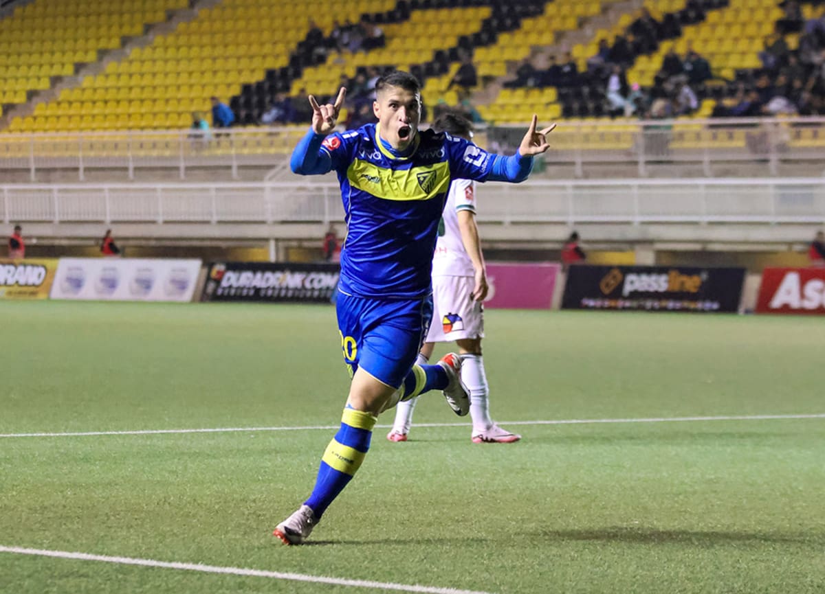 El chileno Gonzalo Tapia brilla en Primera B.