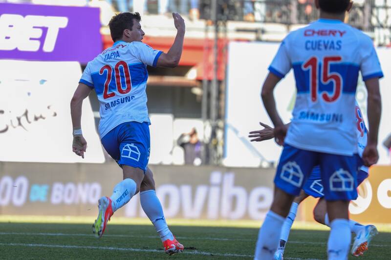 Gonzalo Tapia festejando un gol por la UC. Foto: Agencia Aton.