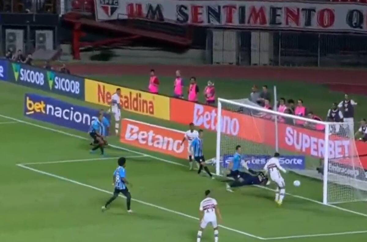 VIDEO | Gonzalo Tapia estaba solo frente al arco y este fallo es lo más comentado hoy en Brasil