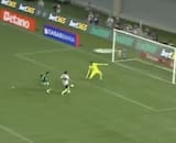 VIDEO | Gonzalo Tapia falló este gol ante Palmeiras y desató la furia de los hinchas de Sao Paulo