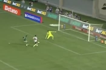 VIDEO | Gonzalo Tapia falló este gol ante Palmeiras y desató la furia de los hinchas de Sao Paulo