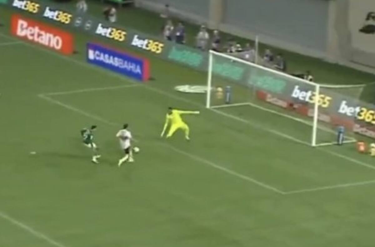 VIDEO | Gonzalo Tapia falló este gol ante Palmeiras y desató la furia de los hinchas de Sao Paulo