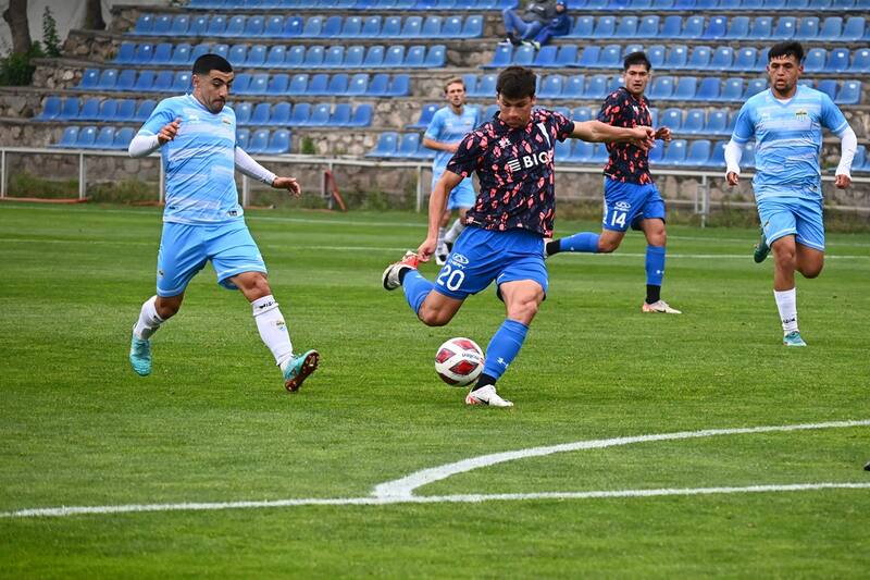 Gonzalo Tapia vio acción en el amistoso entre la UC y Magallanes
