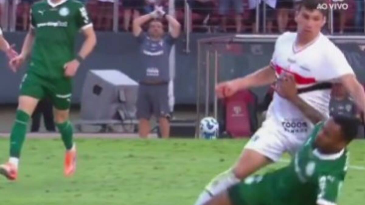 VIDEO | La feroz patada que recibió Gonzalo Tapia en Sao Paulo: el árbitro no cobró penal y todos reclamaron