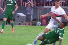 VIDEO | La feroz patada que recibió Gonzalo Tapia en Sao Paulo: el árbitro no cobró penal y todos reclamaron