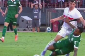 VIDEO | La feroz patada que recibió Gonzalo Tapia en Sao Paulo: el árbitro no cobró penal y todos reclamaron