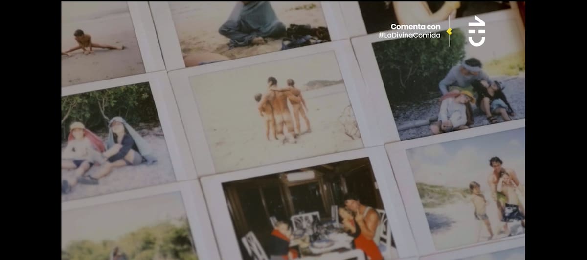 Una divertida foto familiar en el centro del álbum.